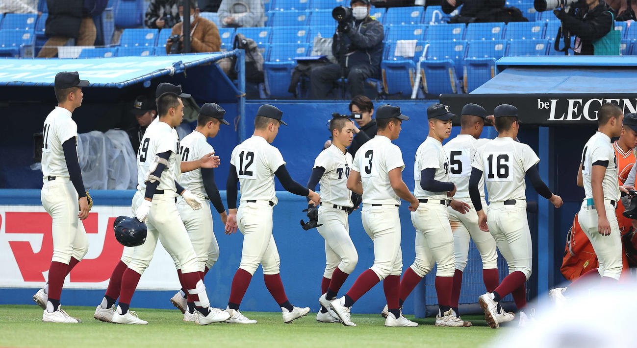 大阪桐蔭対関東第一　関東第一に敗れ引き揚げる大阪桐蔭ナイン（撮影・河田真司）