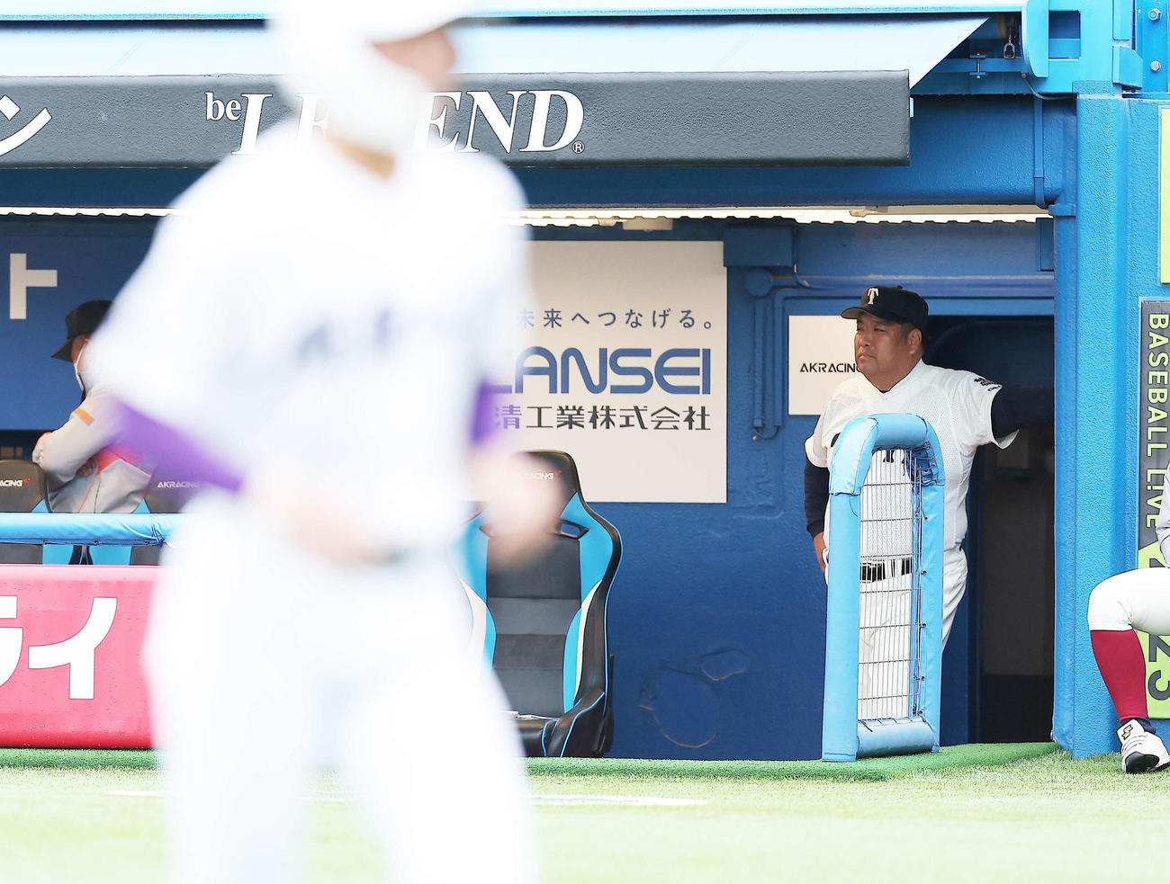 大阪桐蔭対関東第一　1回裏関東第一2死三塁、先制点を許し浮かない表情を見せる大阪桐蔭・西谷監督（撮影・河田真司）