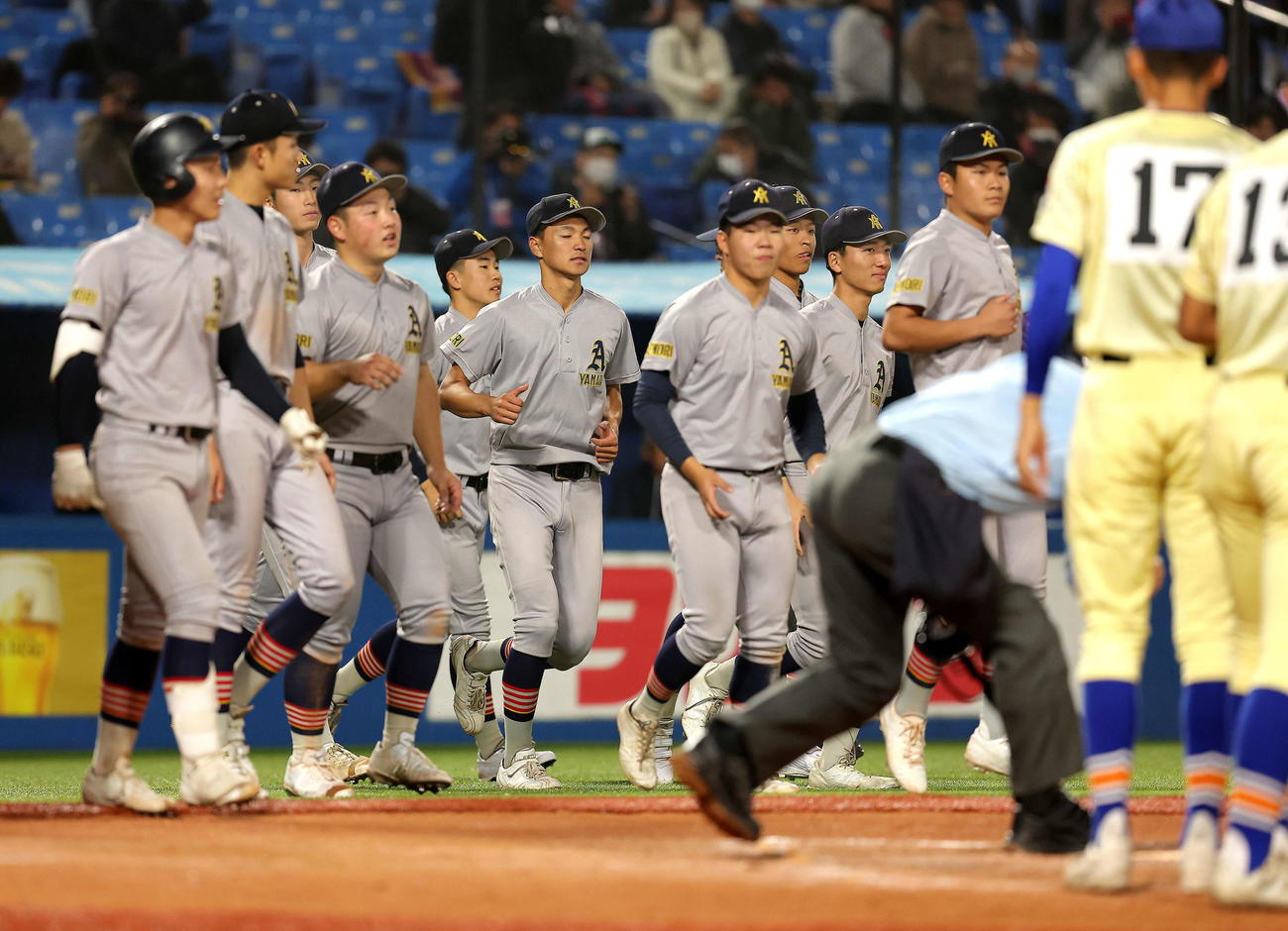 青森山田対星稜　星稜に敗れ、整列に向かう青森山田ナイン（撮影・河田真司）