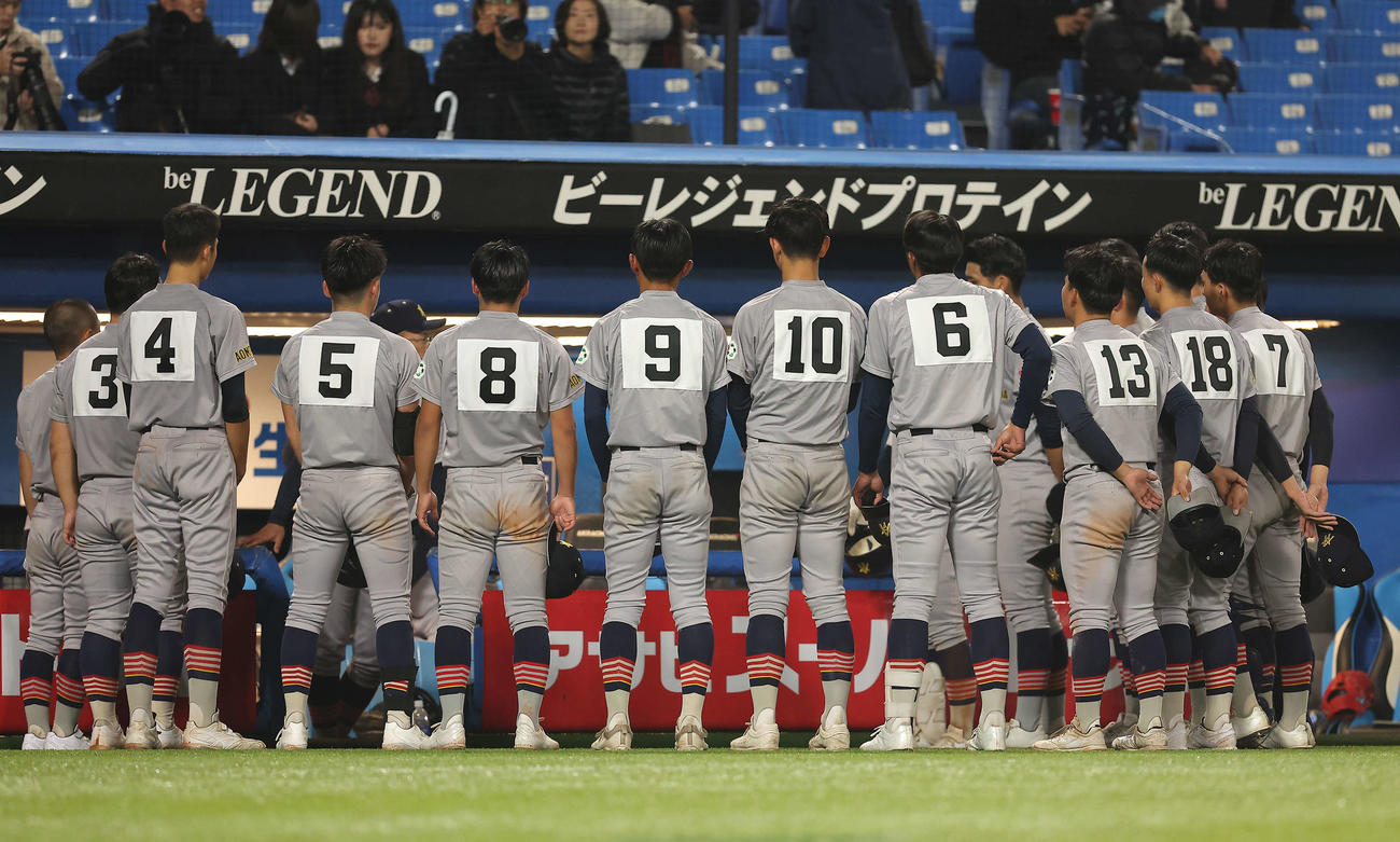 青森山田対星稜　試合後、円陣を組む青森山田ナイン（撮影・河田真司）