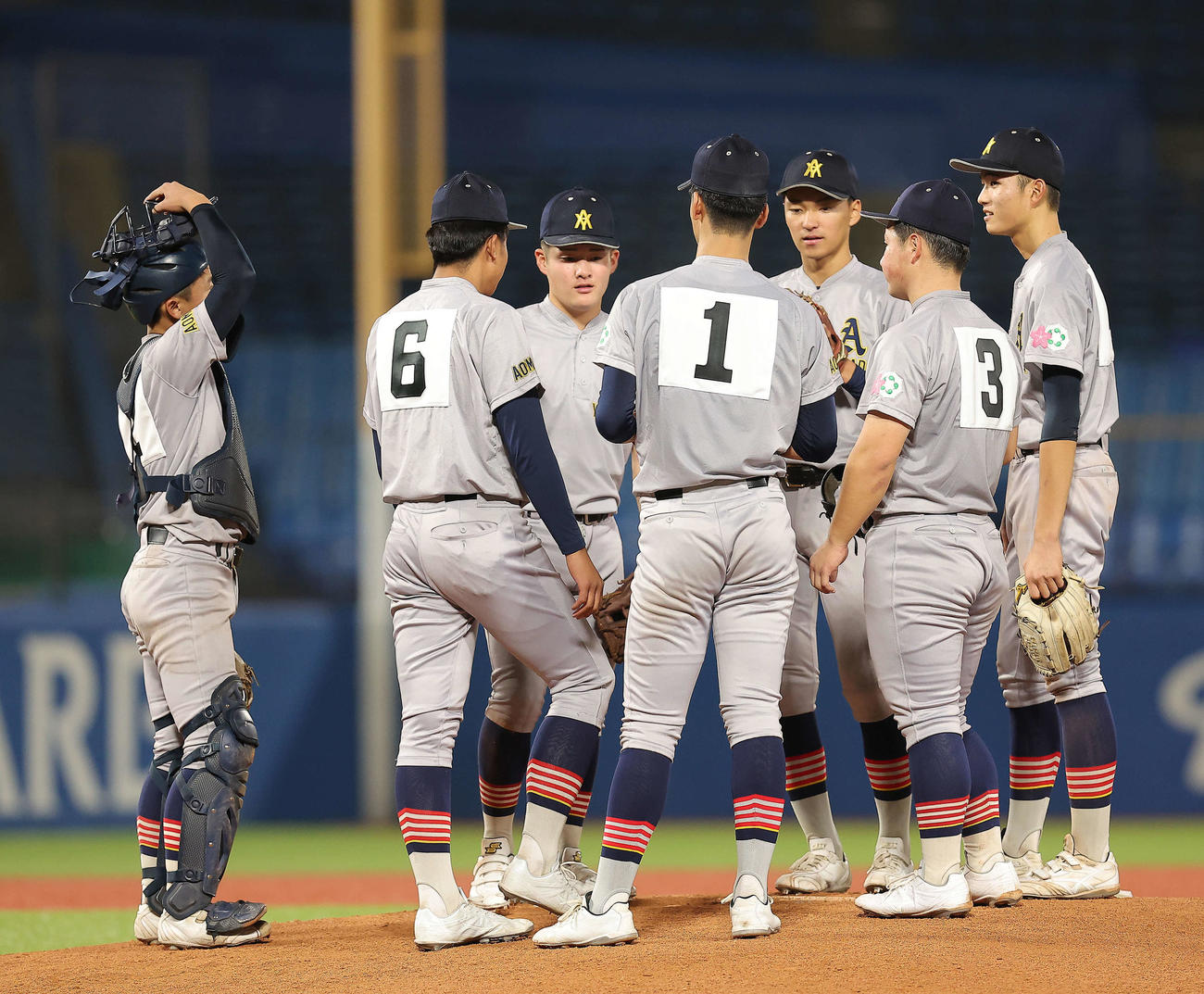 青森山田対星稜　4回裏、マウンドに集まる青森山田ナイン（撮影・河田真司）