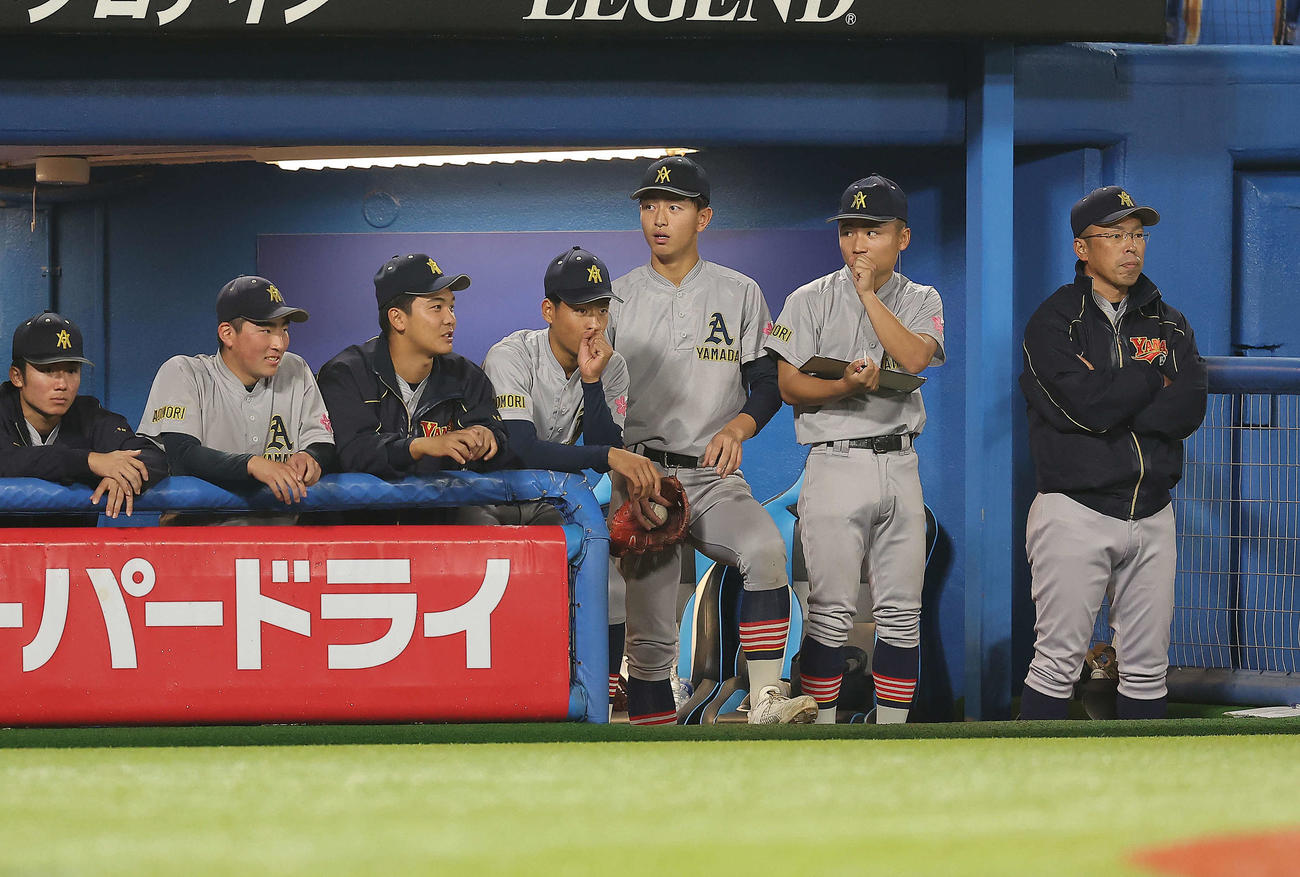 青森山田対星稜　5回裏、戦況を見守る青森山田・兜森監督（右）（撮影・河田真司）
