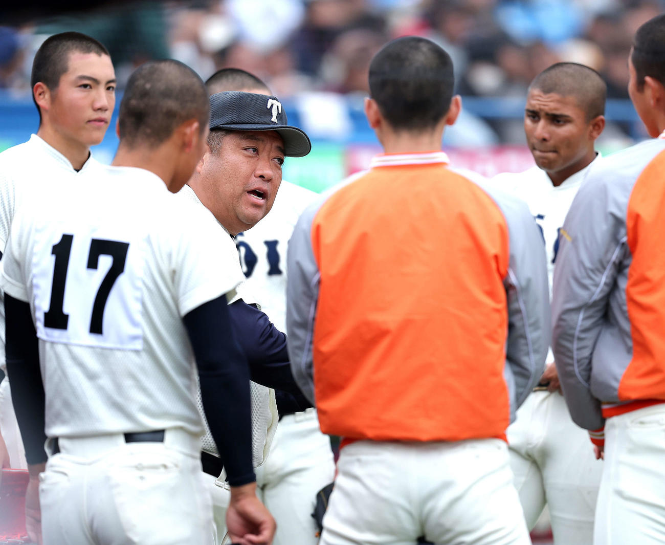 大阪桐蔭対関東第一　4回裏を終え、ナインと円陣を組む大阪桐蔭・西谷監督（撮影・河田真司）