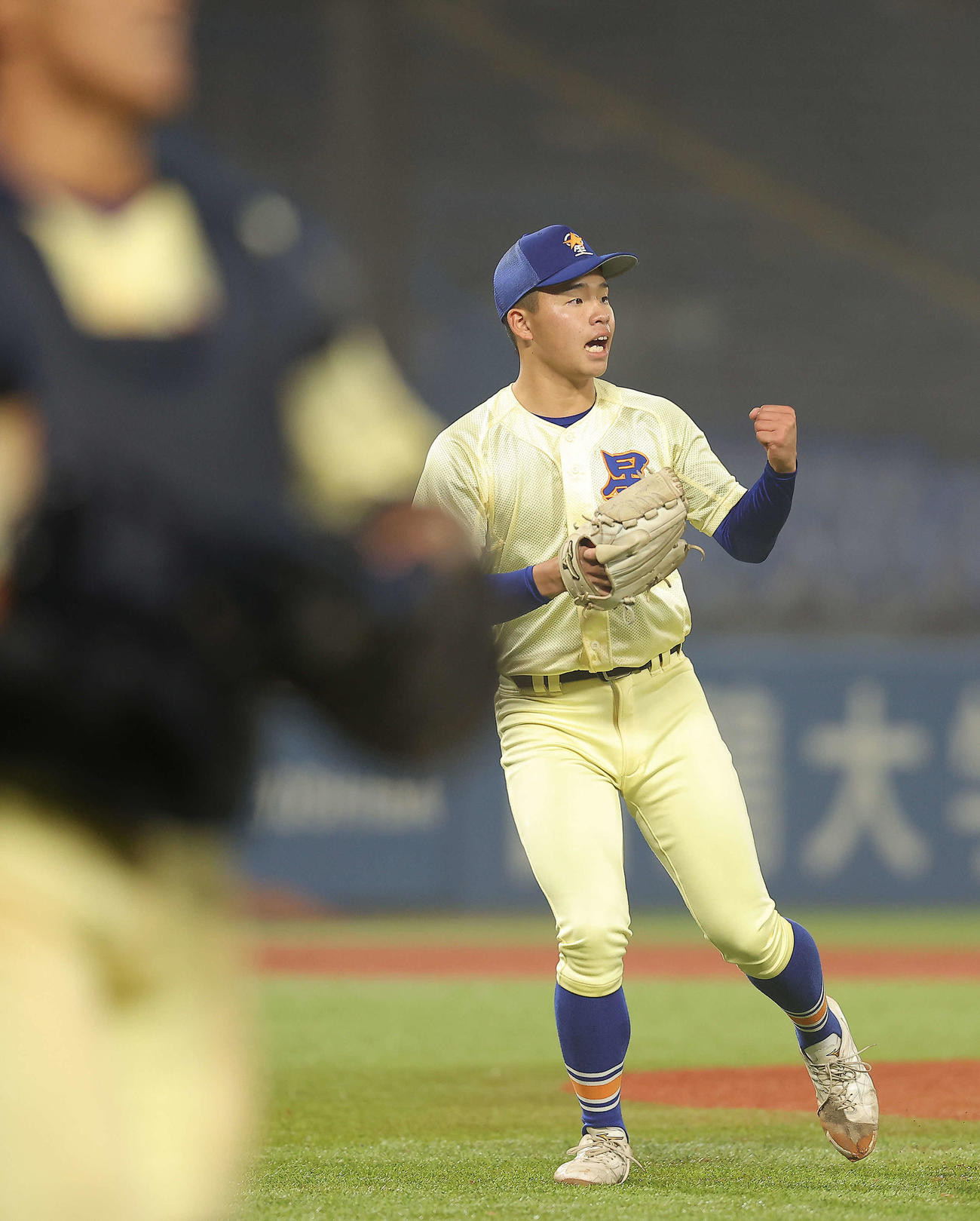 青森山田対星稜　9回表、最終打者を仕留めガッツポーズする星稜・佐宗（撮影・河田真司）