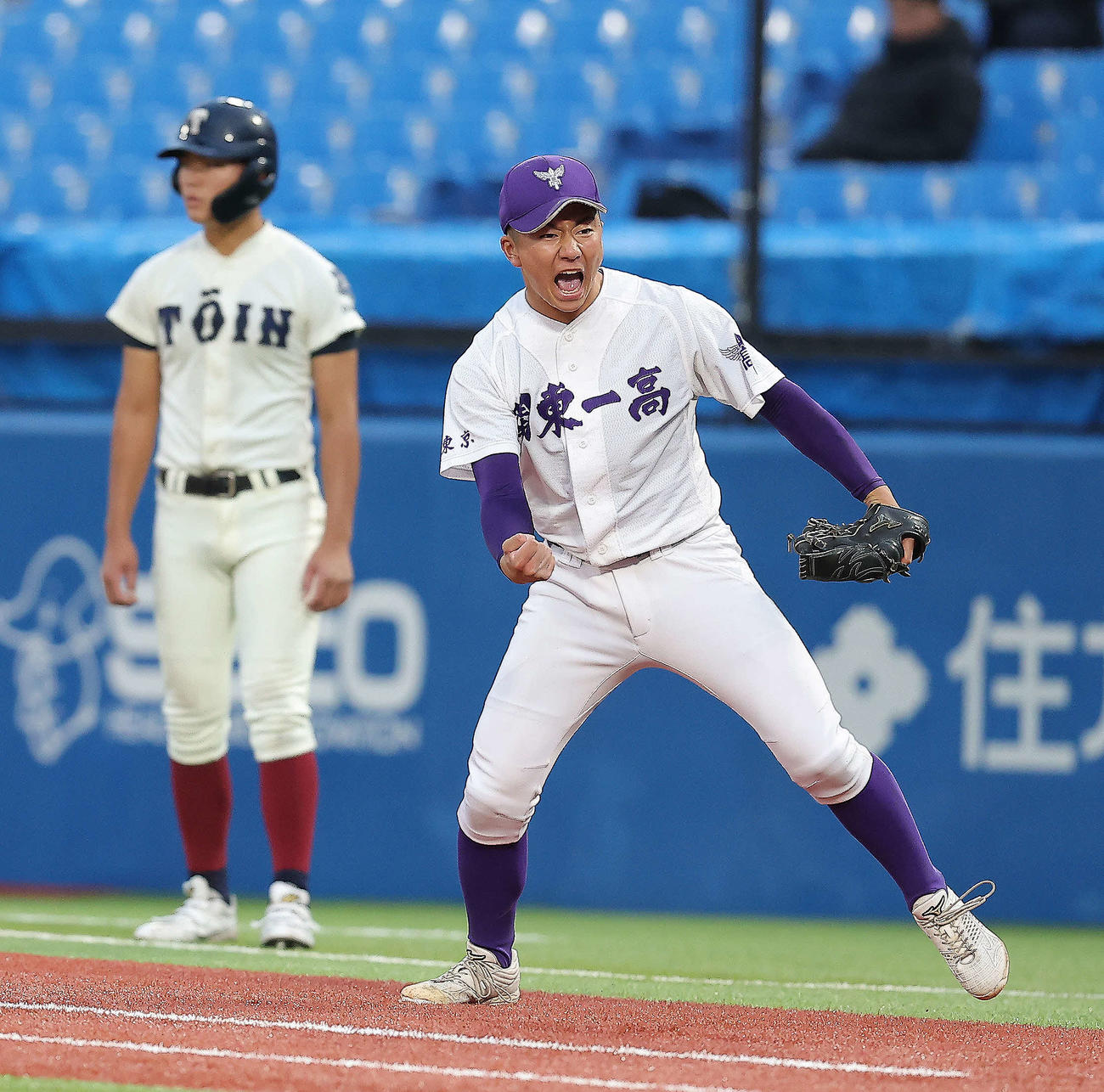 大阪桐蔭対関東第一　9回表、最終打者を仕留め大阪桐蔭に勝利しガッツポーズする関東第一・大後（撮影・河田真司）