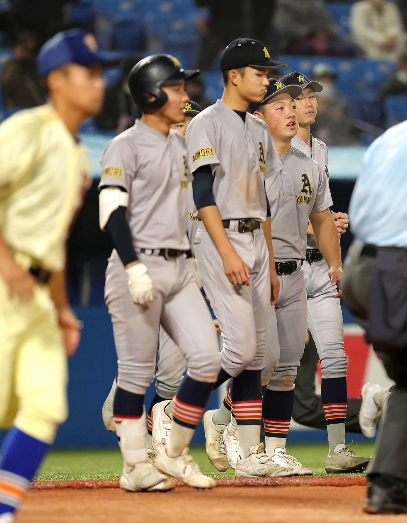 星稜に敗れ、整列に向かう青森山田・原田（右から2人目）（撮影・河田真司）
