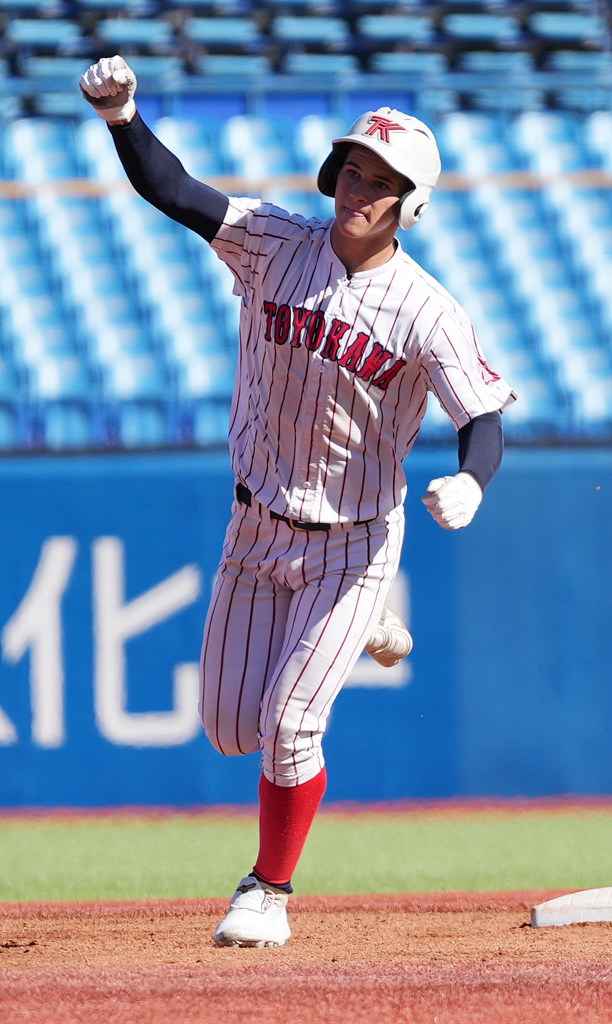 星稜対豊川　1回裏豊川2死、右越えソロ本塁打を放ち、ガッツポーズするモイセエフ（撮影・鈴木みどり）