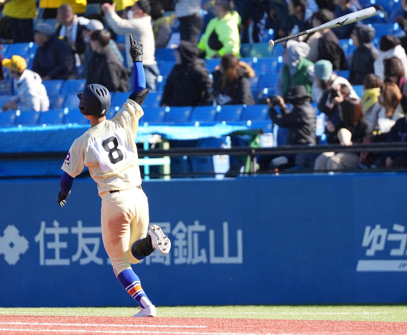 星稜対豊川　4回表星稜2死一塁、右越え2点本塁打を放ち、バットを投げる芦硲（撮影・鈴木みどり）