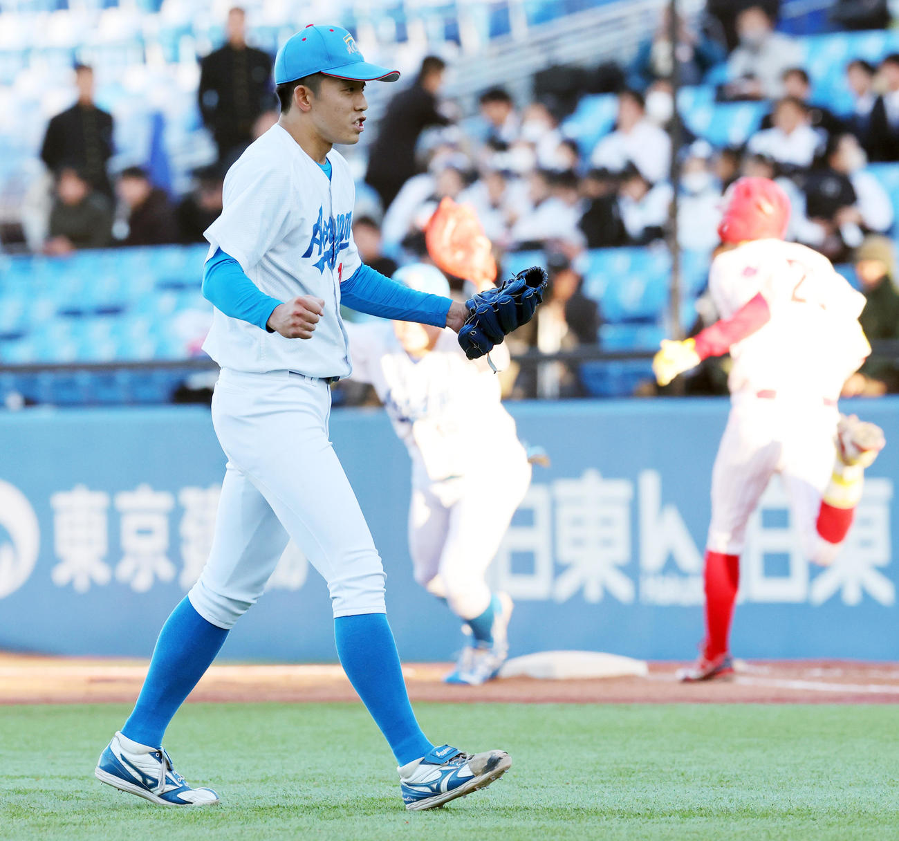 富士大対青学大　完投勝利で決勝進出を決め喜ぶ青学大・常広（撮影・野上伸悟）