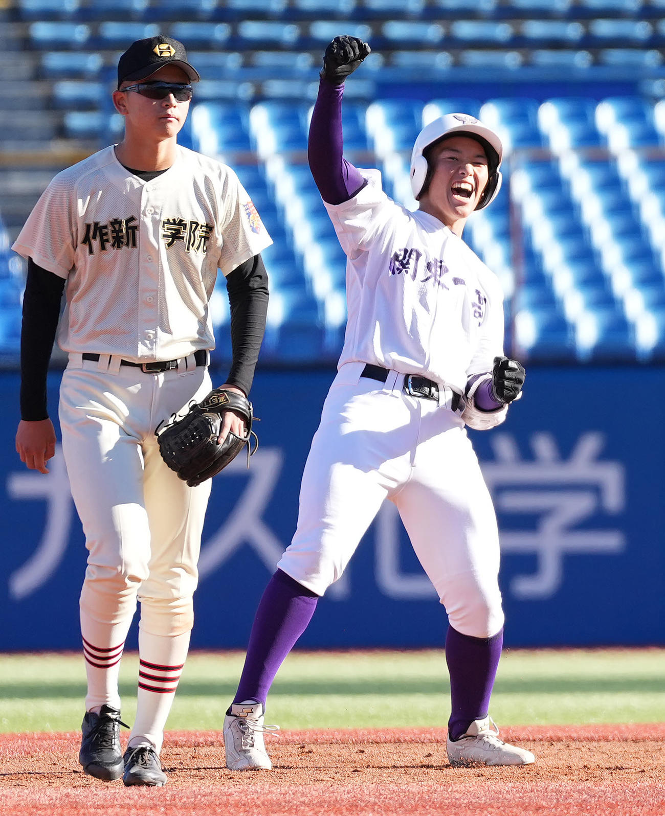 作新学院対関東第一　3回裏関東第一無死満塁、左2点適時二塁打を放ち、ガッツポーズする高橋（右）（撮影・鈴木みどり）