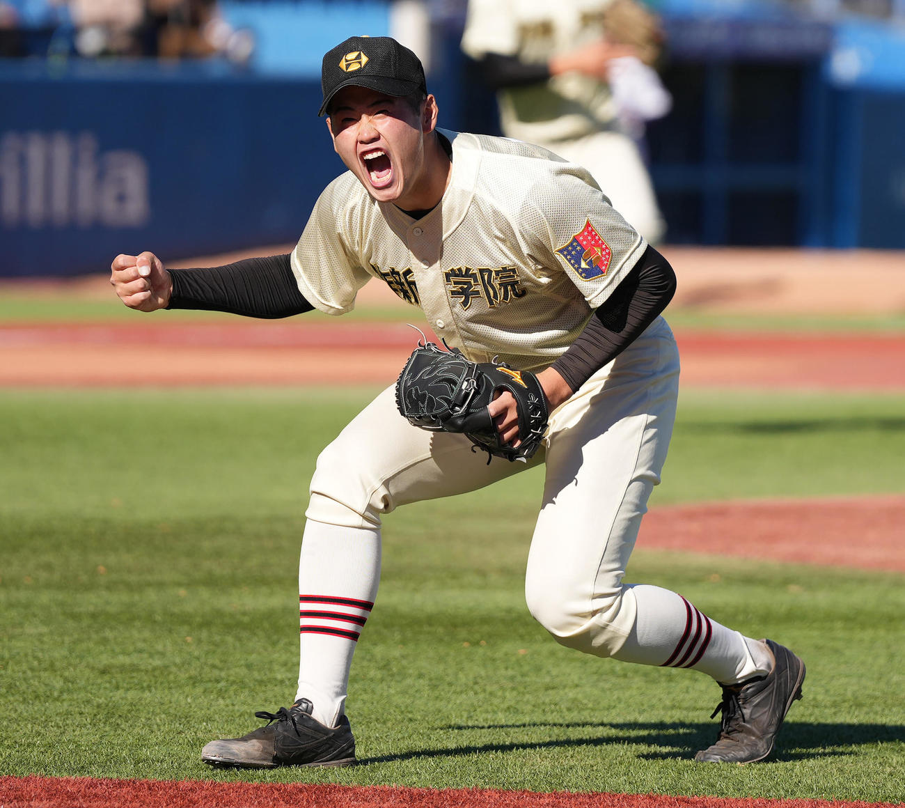 作新学院対関東第一　関東第一に勝利し決勝進出を決め、雄たけびを上げる作新学院・小川哲（撮影・鈴木みどり）