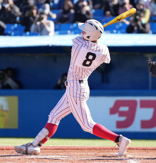 星稜対豊川　1回裏豊川2死、右越えソロ本塁打を放つモイセエフ（撮影・鈴木みどり）