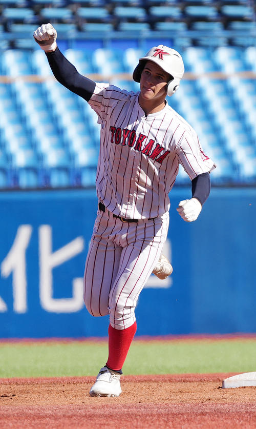 星稜対豊川　1回裏豊川2死、右越えソロ本塁打を放ち、ガッツポーズするモイセエフ（撮影・鈴木みどり）