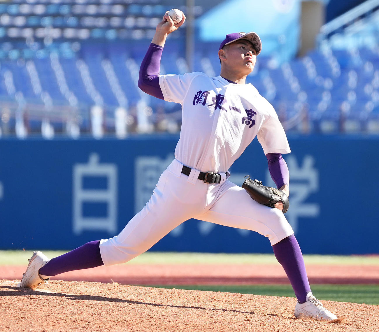 作新学院対関東第一　7回表途中から3番手で登板した関東第一・坂井（撮影・鈴木みどり）