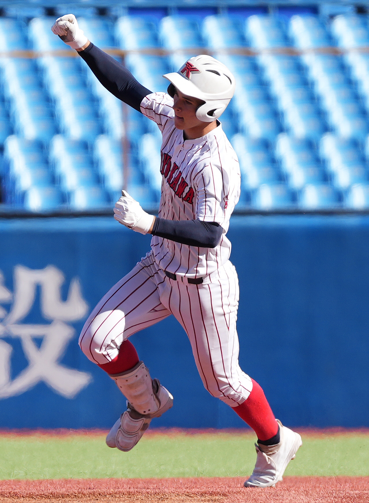 星稜対豊川　1回裏豊川2死、右越えソロ本塁打を放ち、ガッツポーズするモイセエフ（撮影・鈴木みどり）