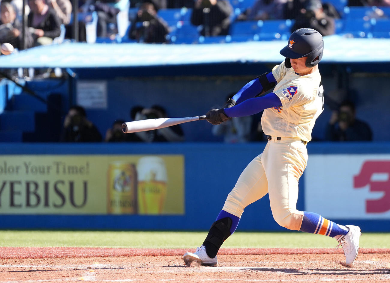 星稜対豊川　4回表星稜2死一塁、右越え2点本塁打を放つ芦硲（撮影・鈴木みどり）