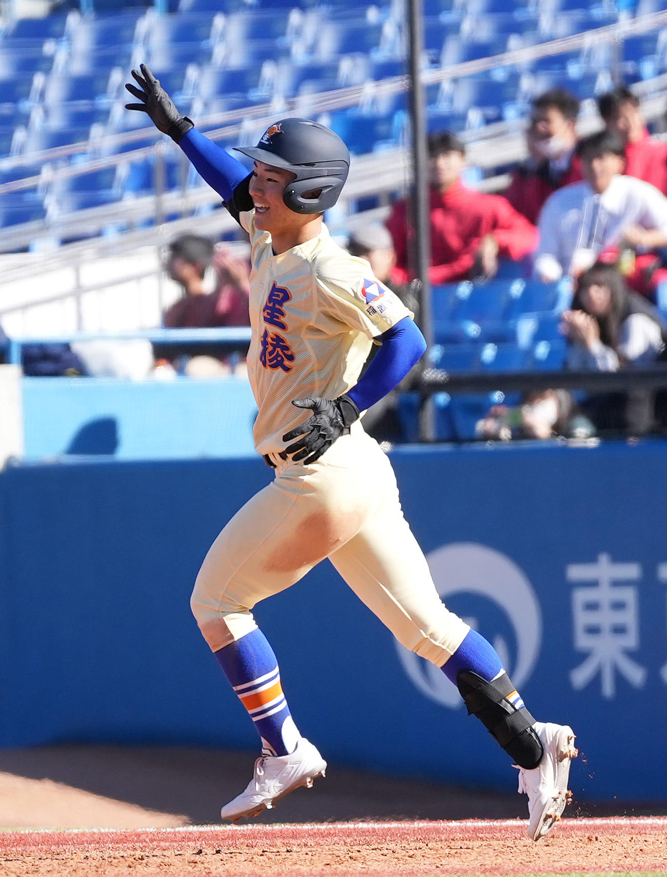 星稜対豊川　4回表星稜2死一塁、右越え2点本塁打を放ち、笑顔でダイヤモンドをまわる芦硲（撮影・鈴木みどり）