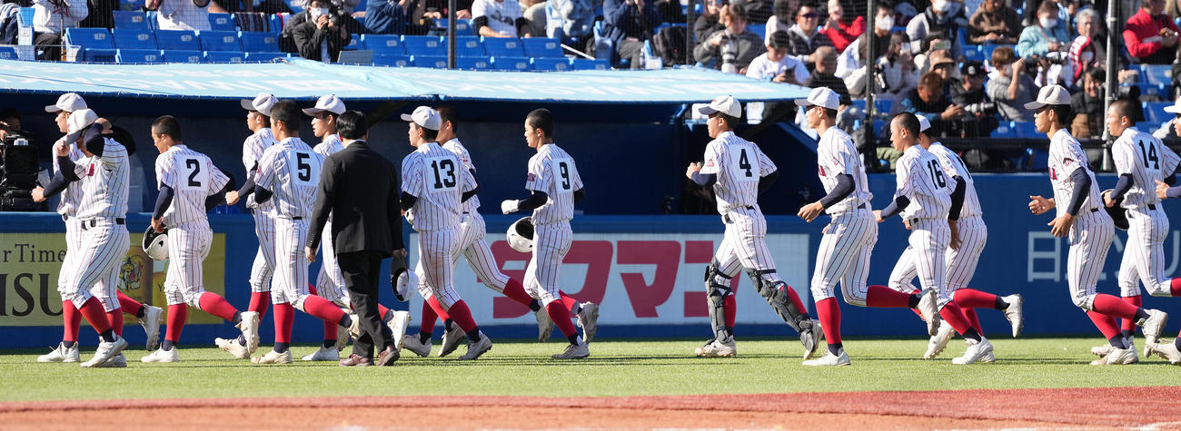 星稜対豊川　星稜に敗れ、決勝進出を逃した豊川ナイン（撮影・鈴木みどり）