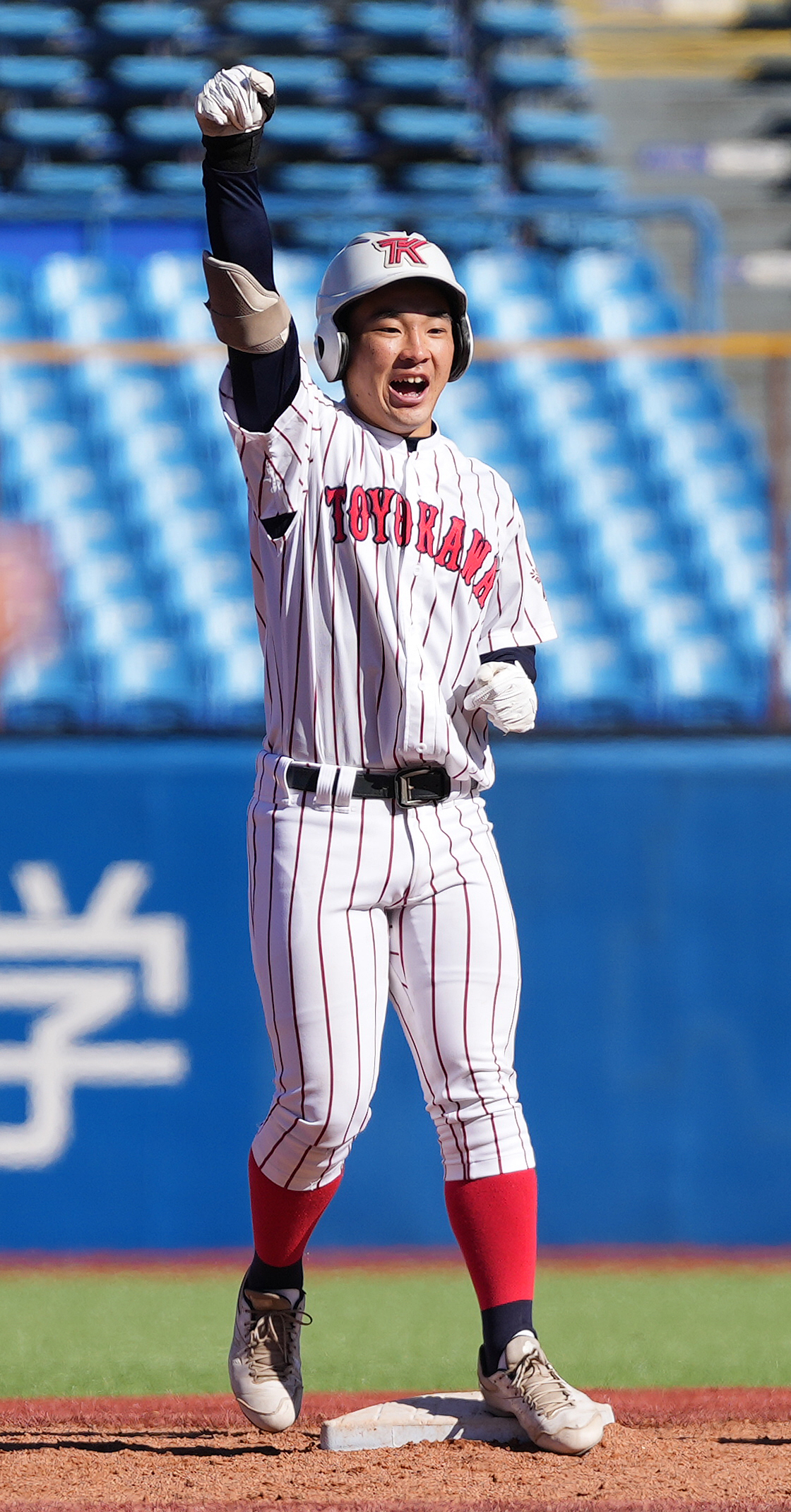 星稜対豊川　2回裏豊川1死二、三塁、右適時二塁打を放った代打三浦はベンチに向かってガッツポーズ（撮影・鈴木みどり）