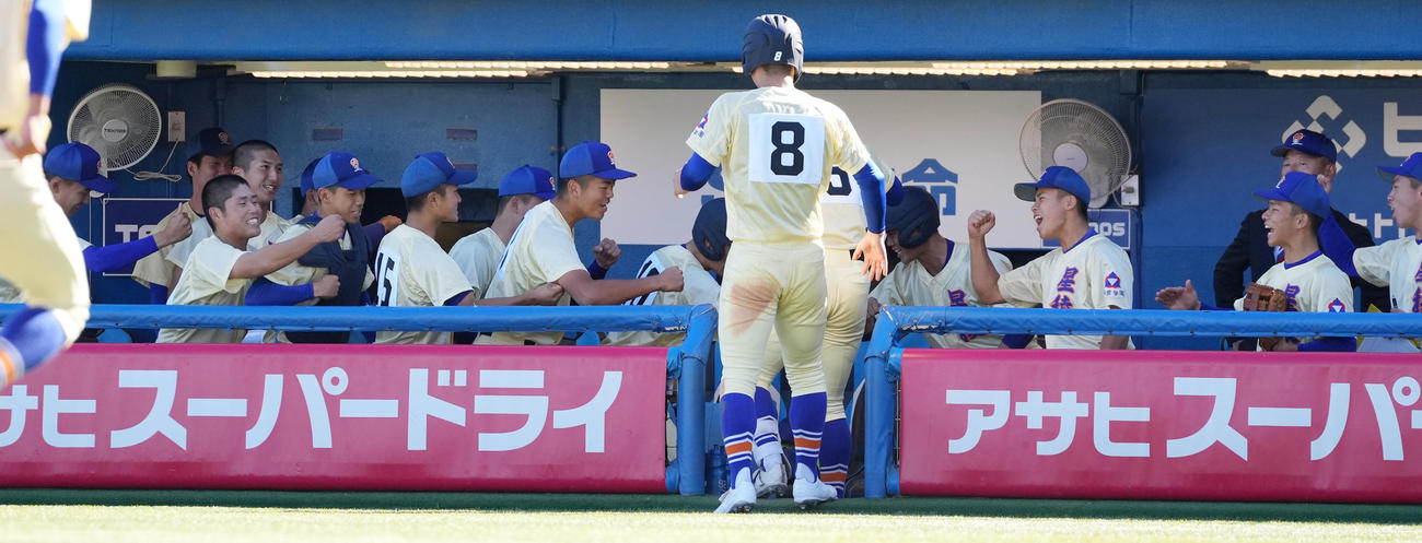 星稜対豊川　2回表星稜2死二塁、左越え2点本塁打を放った萩原を迎えるベンチ（撮影・鈴木みどり）