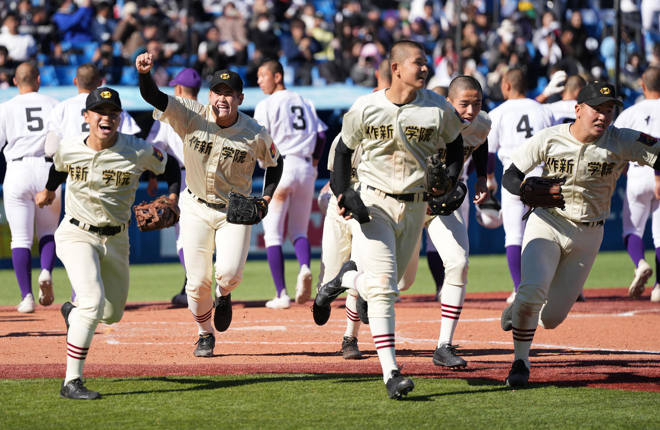 作新学院対関東第一　関東第一に勝利し決勝進出を決め、駆け出す小川哲（左から2人目）ら作新学院ナイン（撮影・鈴木みどり）