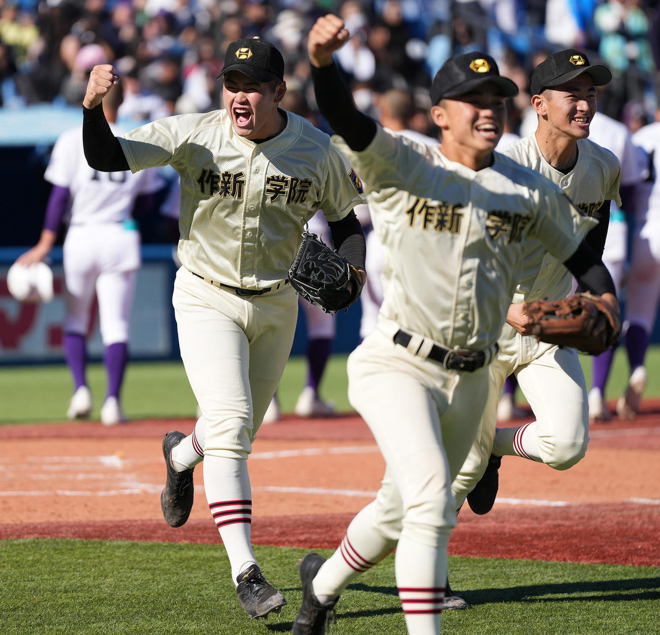 作新学院対関東第一　関東第一に勝利し決勝進出を決め、駆け出す小川哲（左）ら作新学院ナイン（撮影・鈴木みどり）