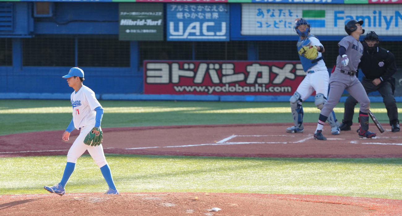 慶大対青学大　6回表慶大2死、広瀬を空振り三振に仕留める下村（撮影・鈴木みどり）