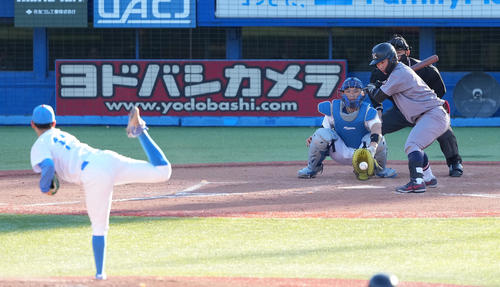 慶大対青学大　8回表慶大1死満塁、先制の押し出し四球を選ぶ本間。投手下村（撮影・鈴木みどり）