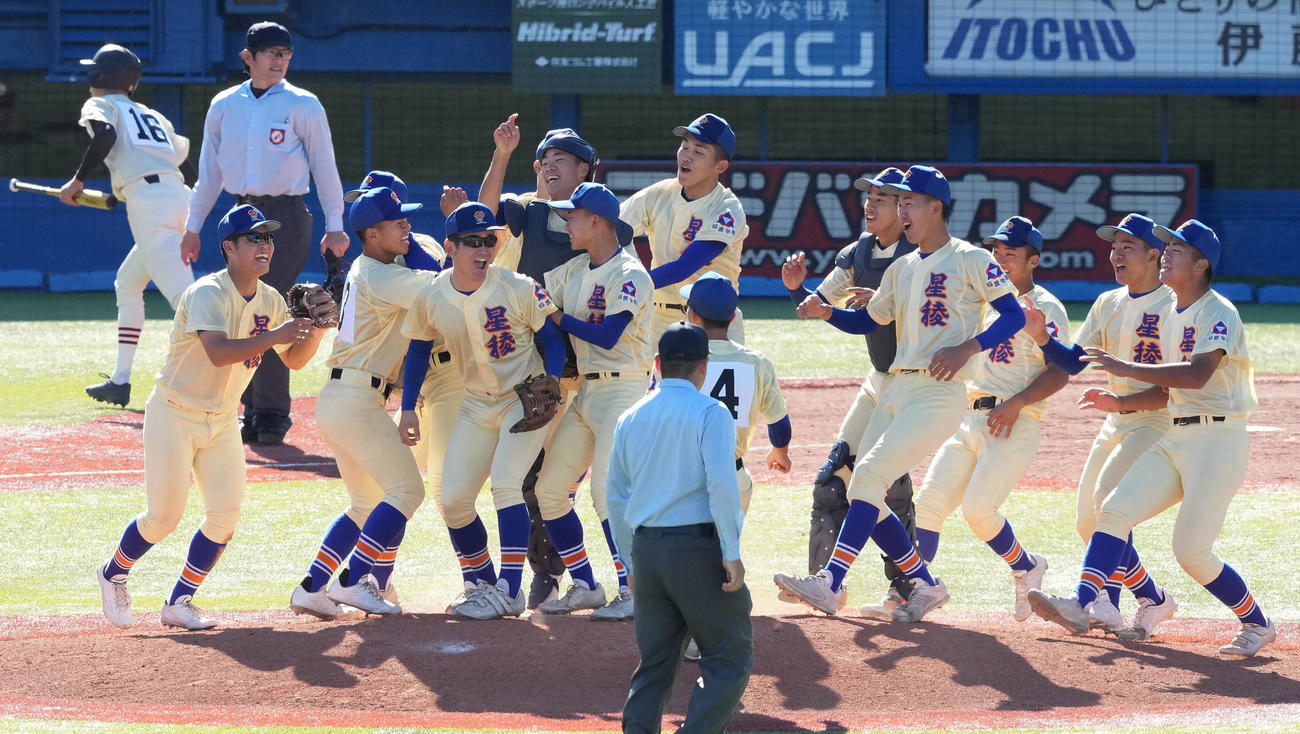 星稜対作新学院　作新学院に勝利し優勝を決め、歓喜の輪を作る星稜ナイン（撮影・鈴木みどり）