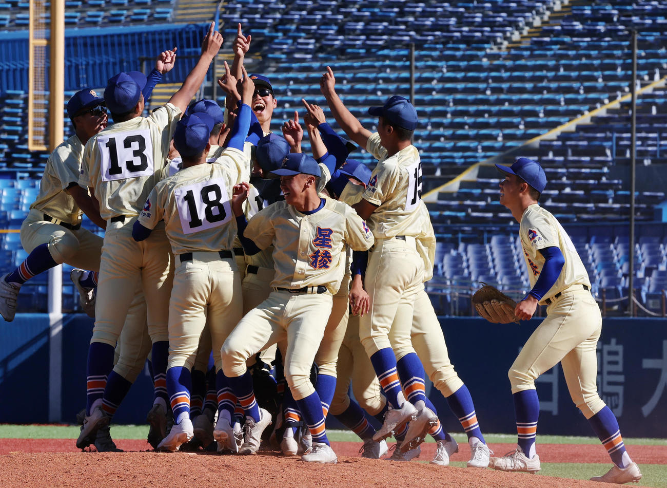 星稜対作新学院　優勝し喜ぶ星稜の選手たち（撮影・野上伸悟）