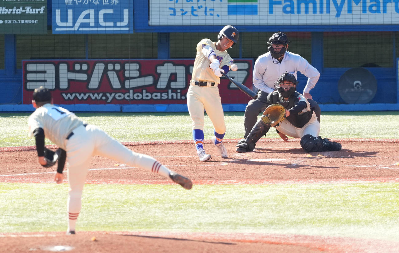 星稜対作新学院　4回表星稜2死、先制の右越えソロ本塁打を放つ服部。投手小川哲（撮影・鈴木みどり）