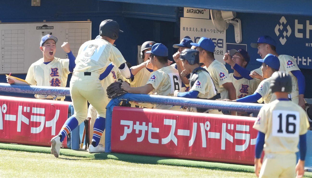 星稜対作新学院　4回表星稜2死、先制の右越えソロ本塁打を放った服部（左から2人目）はベンチでナインと一緒にポーズ（撮影・鈴木みどり）
