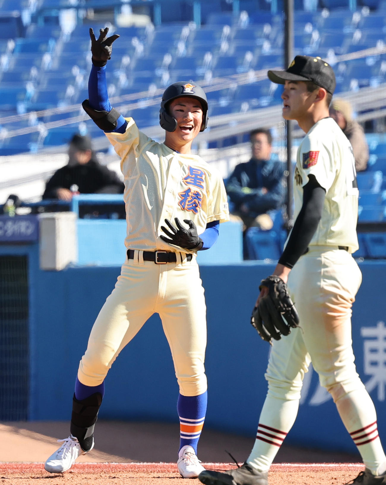 星稜対作新学院　8回表星稜1死二、三塁、右前2点適時打を放ち喜ぶ芦硲（撮影・野上伸悟）