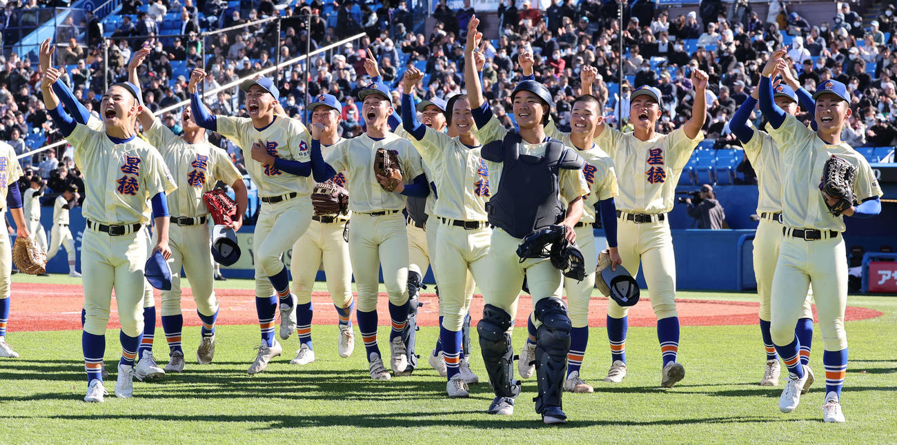 星稜対作新学院　準優勝に終わった作新学院の選手たち（撮影・野上伸悟）