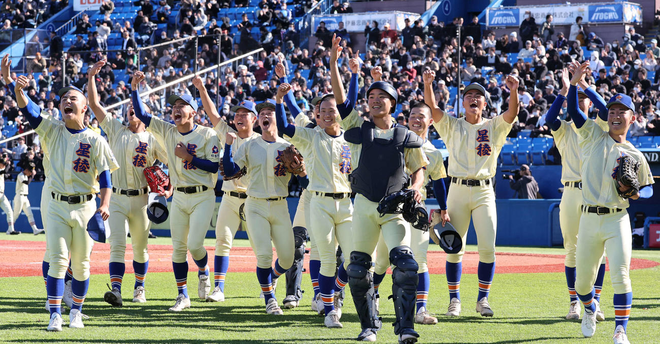 星稜対作新学院　準優勝に終わった作新学院の選手たち（撮影・野上伸悟）
