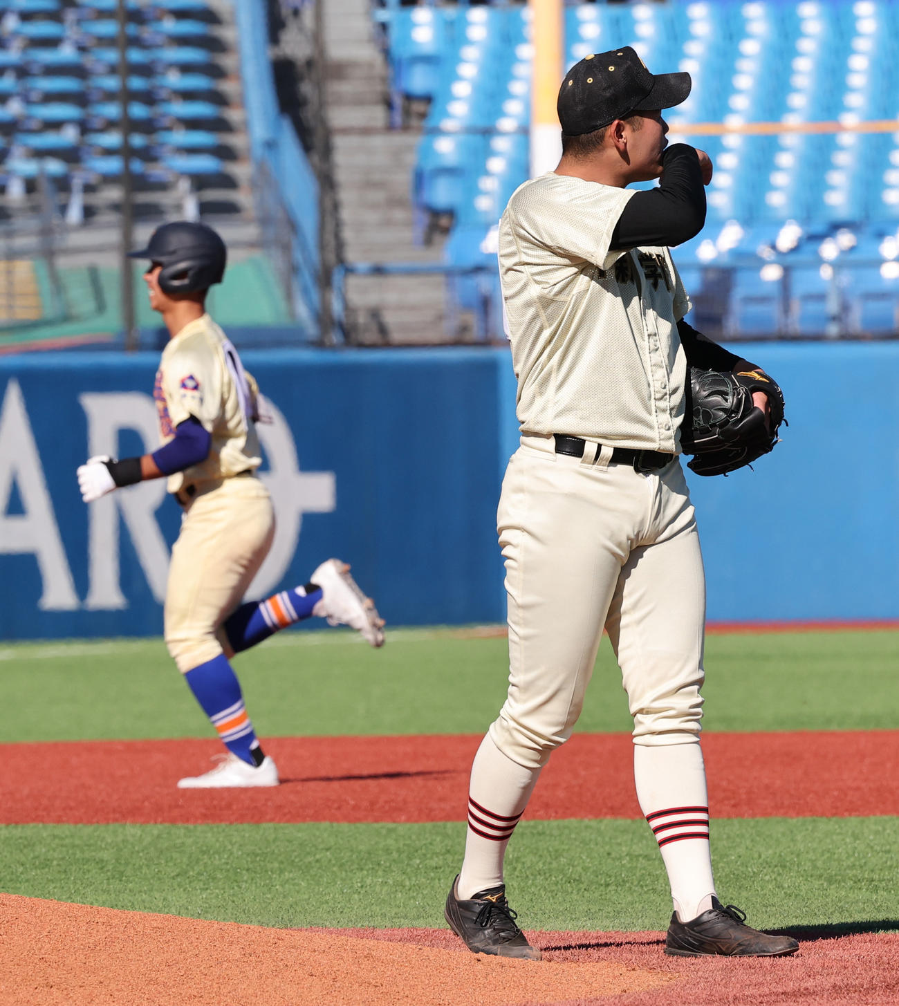 星稜対作新学院　4回表星稜2死、服部（奥）に右越え先制ソロ本塁打を放ち喜ぶ服部航許す小川哲（撮影・野上伸悟）