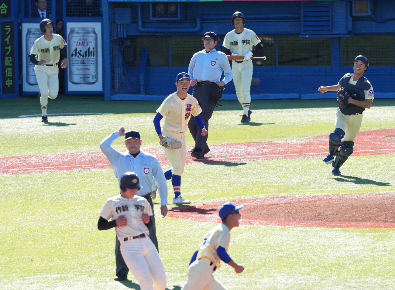 星稜対作新学院　作新学院に勝利し優勝を決め、ガッツポーズ星稜・佐宗（中央）（撮影・鈴木みどり）