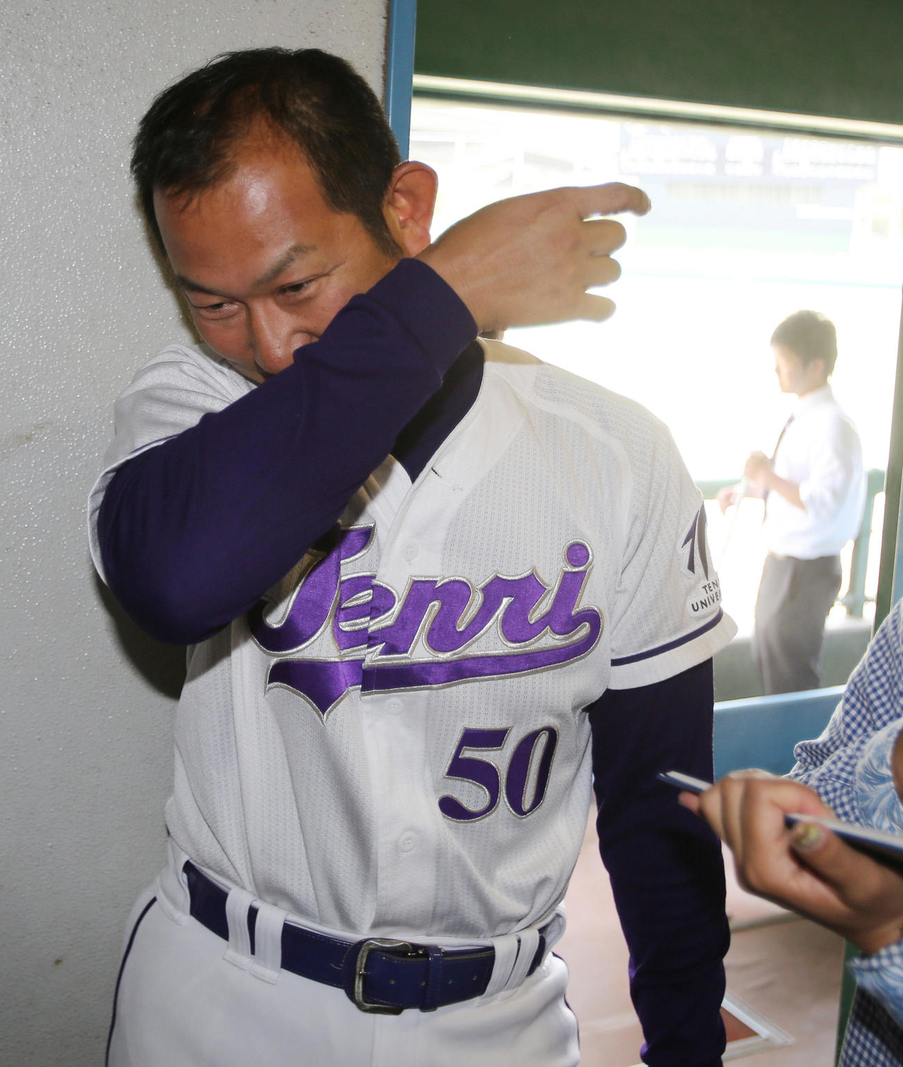 優勝を決めた天理大の中村監督は、インタビュー中に感極まり涙を流した（2013年5月26日撮影）