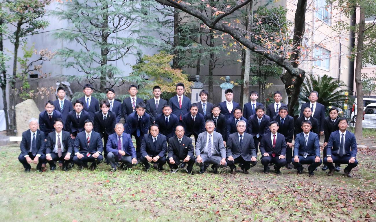 甲子園塾が開講され、記念写真納まる講師と指導者（撮影・林亮佑）