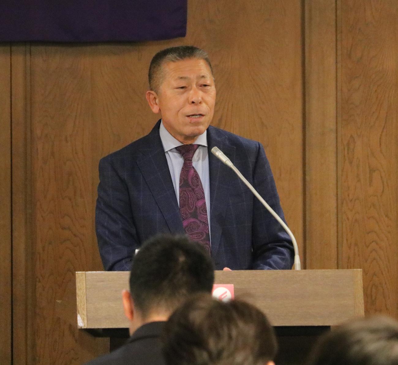甲子園塾で特別講師として講演する日大三・小倉前監督（撮影・林亮佑）