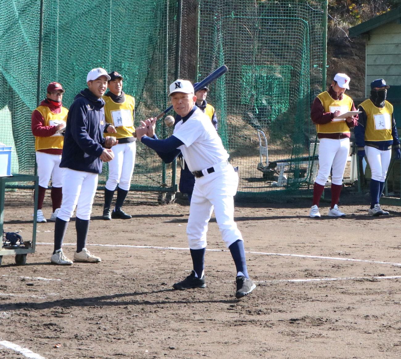甲子園塾で生徒にノックする日大三の小倉全由前監督（撮影・林亮佑）＝2023年11月25日、神港学園野球部グラウンド
