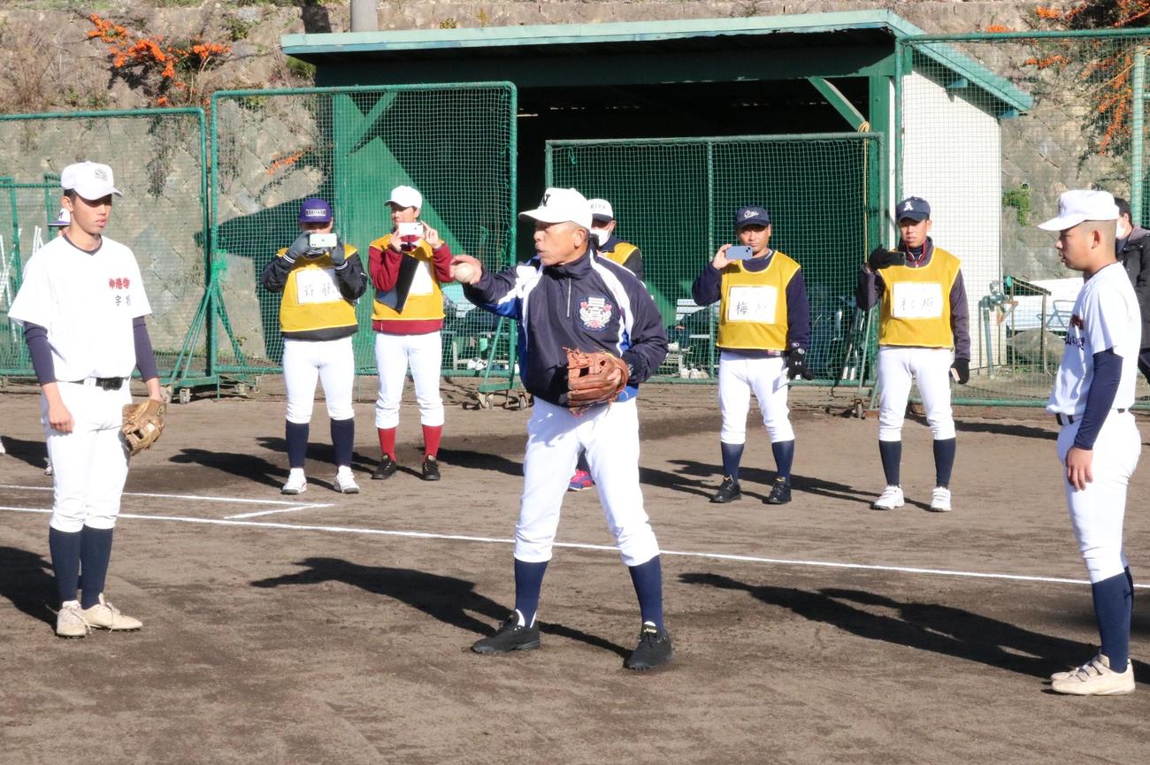甲子園塾で生徒に指導する日大三の小倉全由前監督（撮影・林亮佑）＝2023年11月25日、神港学園野球部グラウンド