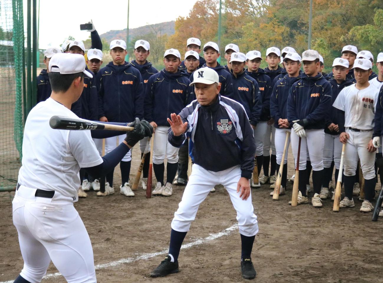 甲子園塾で生徒に指導する日大三の小倉全由前監督（撮影・林亮佑）＝2023年11月25日、神港学園野球部グラウンド
