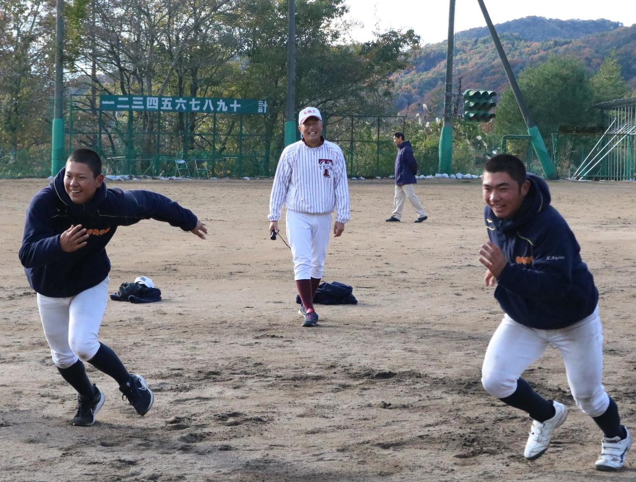甲子園塾で笑顔で生徒に指導する鳥栖工の大坪慎一監督（撮影・林亮佑）＝2023年11月25日、神港学園野球部グラウンド