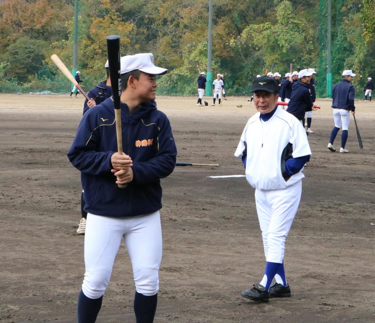 甲子園塾で目を光らせる山下智茂塾長（撮影・林亮佑）＝2023年11月25日、神港学園野球部グラウンド
