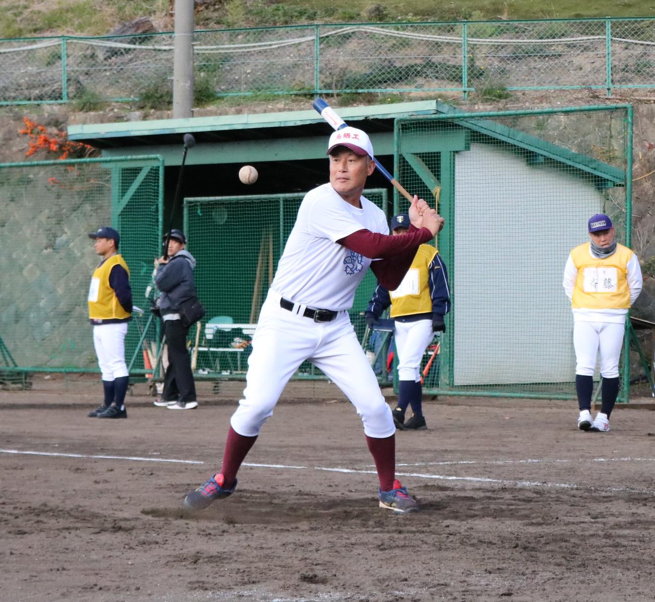 甲子園塾で生徒にノックする鳥栖工の大坪慎一監督（撮影・林亮佑）＝2023年11月25日、神港学園野球部グラウンド