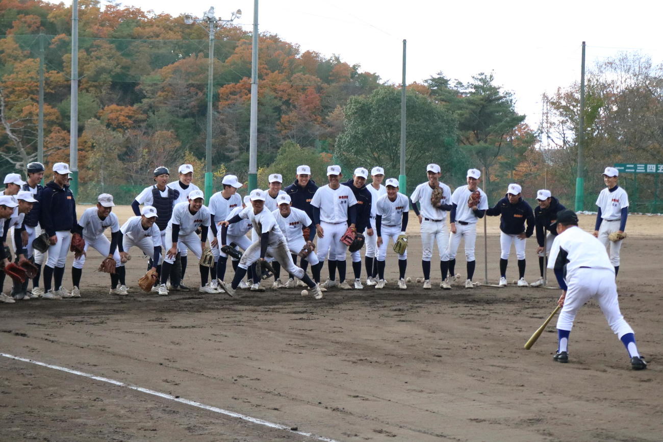 甲子園塾でケンカノックを行う山下智茂塾長（撮影・林亮佑）＝2023年11月25日、神港学園野球部グラウンド