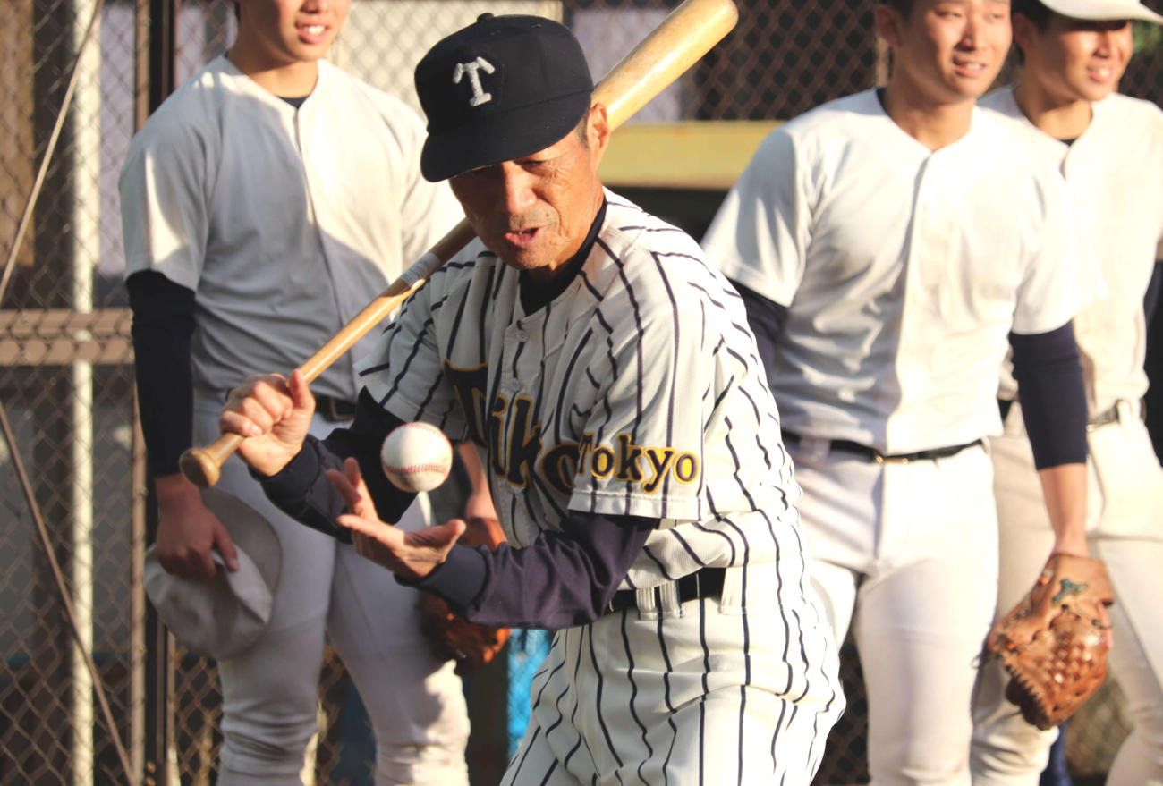「前田名誉監督のノックを受けよう」で集まったOB、現役選手たちにノックを打つ前田名誉監督（撮影・保坂淑子）