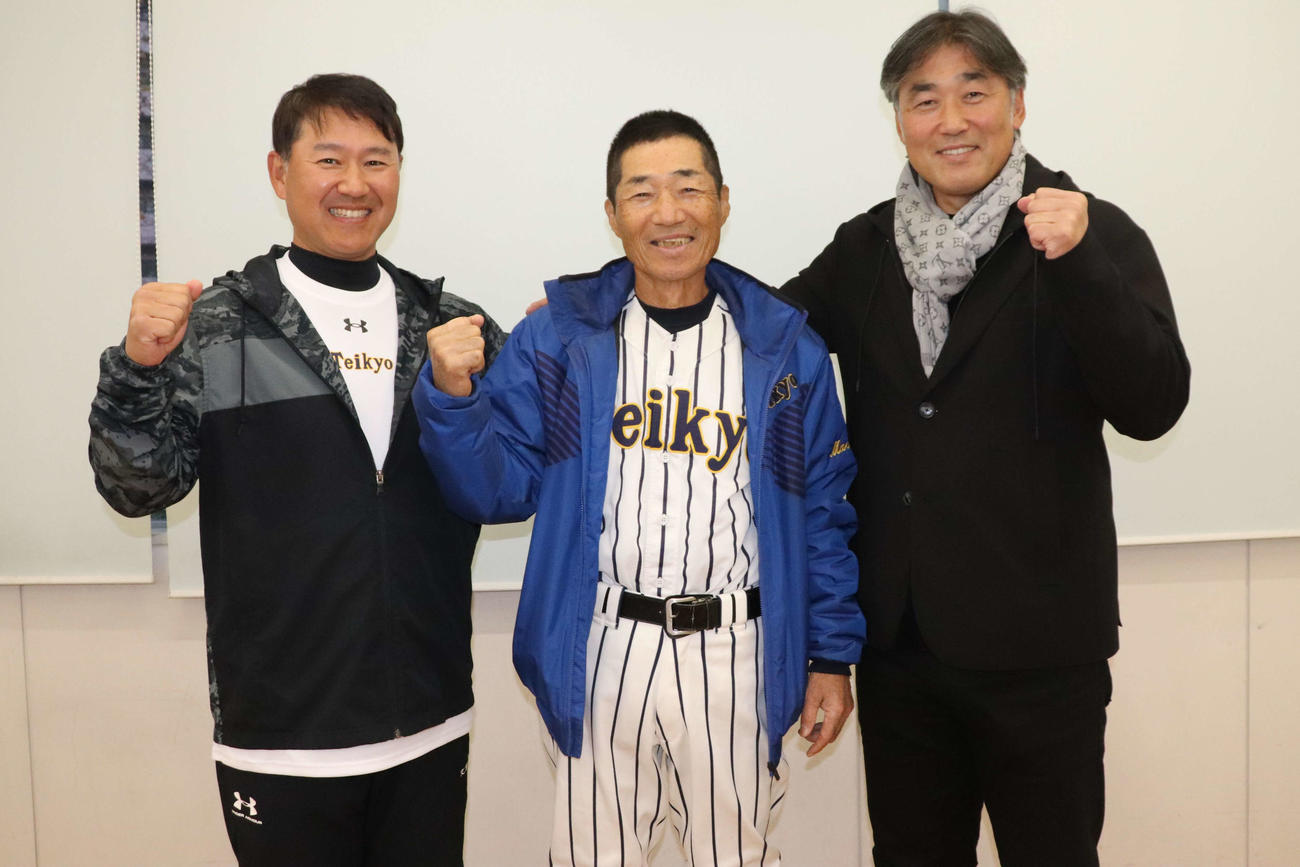 帝京「前田名誉監督のノックを受けよう」に集まったOBの（左から）三沢巨人3軍投手チーフコーチ、前田名誉監督、元巨人で富山GRNサンダーバーズの吉岡監督（撮影・保坂淑子）