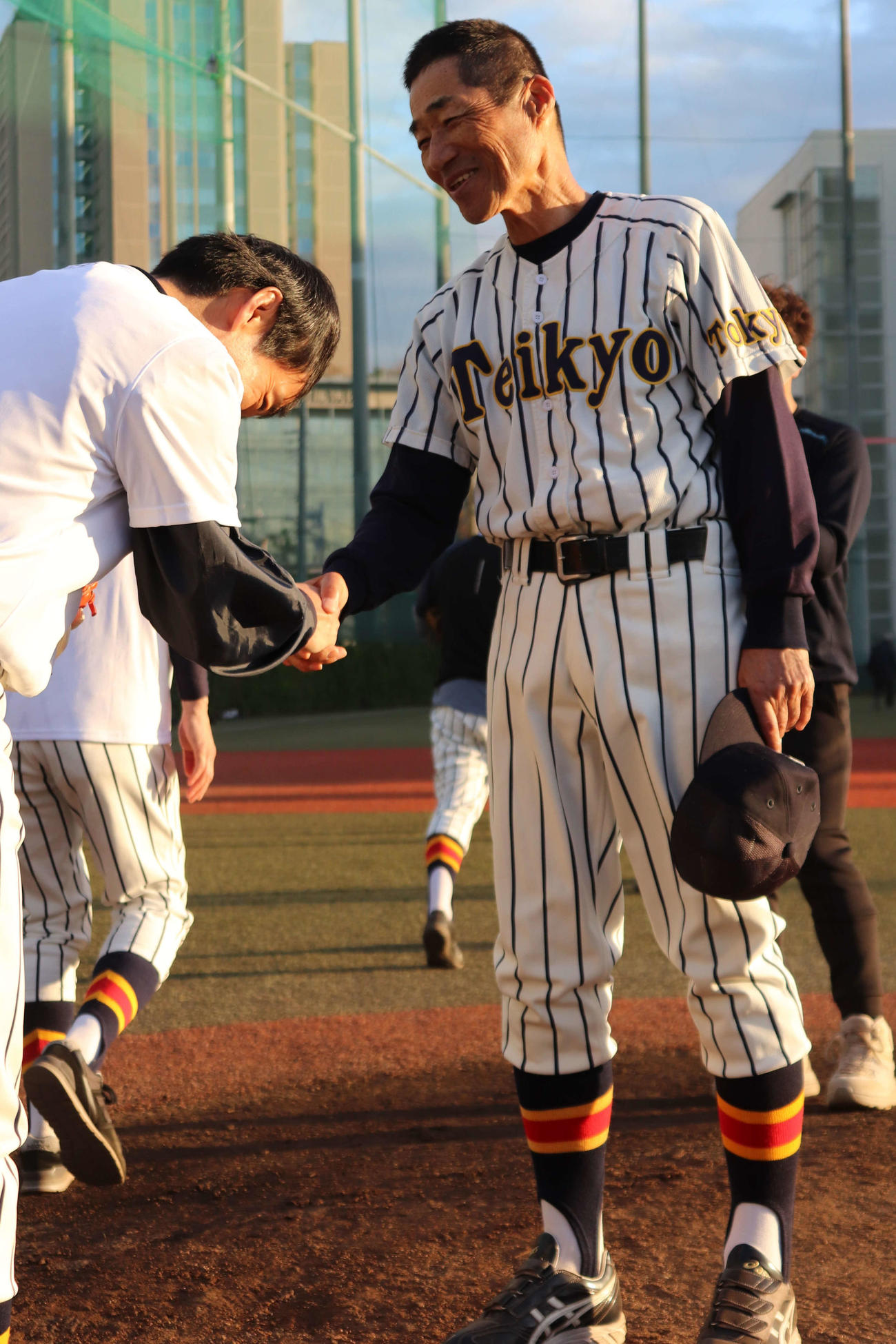 帝京　「前田名誉監督のノックを受けよう」でノックを終え、集まってくれたOB1人1人と握手を交わす前田名誉監督（撮影・保坂淑子）
